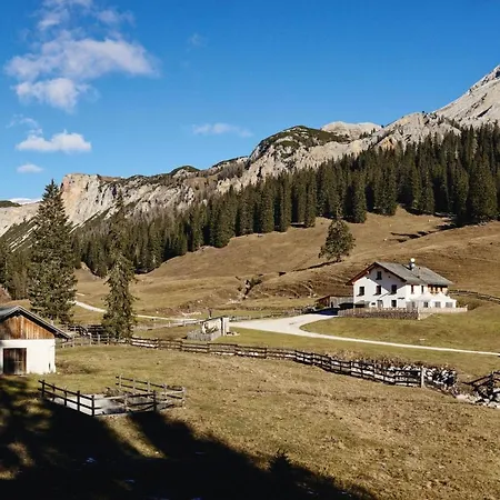 Rifugio Malga Ra Stua 科尔蒂纳丹佩佐